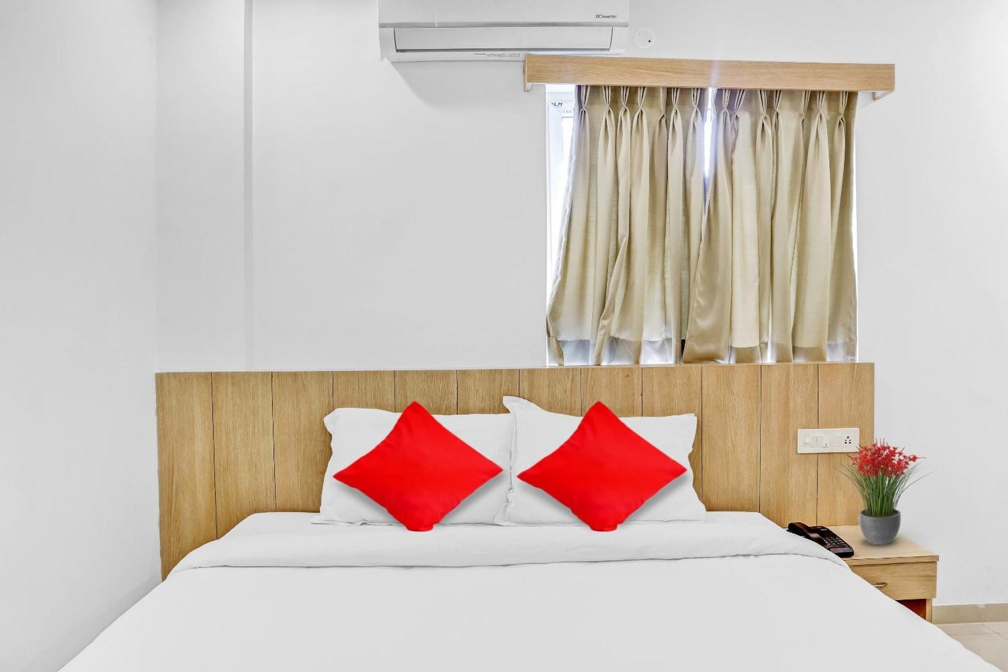 Oyo Flagship Hotel Bluemoon 瓦朗加尔 外观 照片